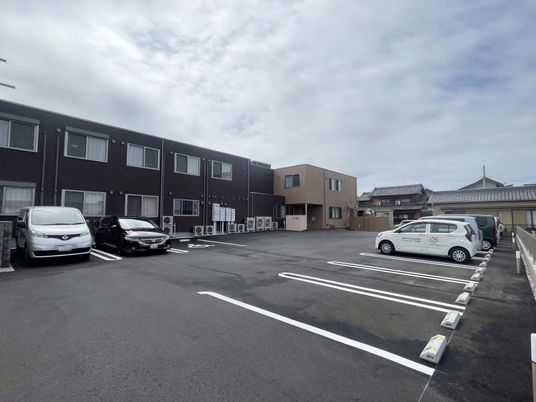 広い駐車場と建物外観  