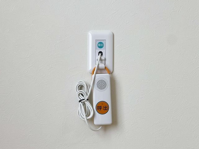 緊急呼び出しボタン スタッフイメージ 壁に取り付けられた緊急呼び出しボタンは、迅速な対応を可能にします。スタッフがいつでもサポートできます。