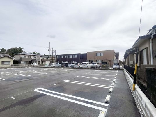 広々とした駐車場
