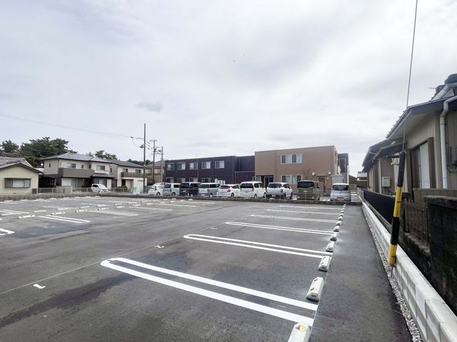 広々とした駐車場 外観 広々とした駐車場は、たくさんのお車の停めやすさを提供しています。周囲の建物も整然としています。