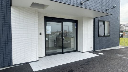 明るいドア付近