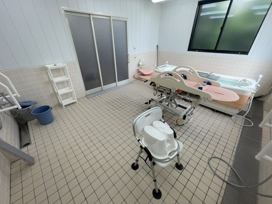 清潔で広々とした浴室