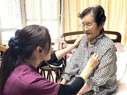 居室で介護中