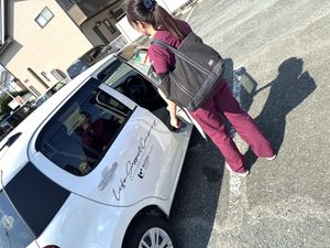 車の乗り降りをする女性