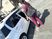 車の乗り降りをする女性