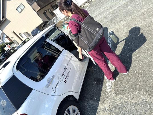 車の乗り降りをする女性