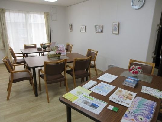 明るいテーブル配置の部屋