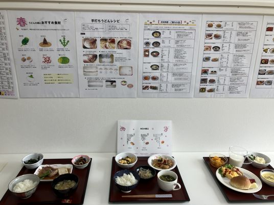 料理の並ぶ食堂