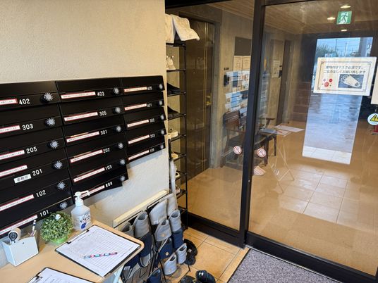 ガラス扉横のロビー