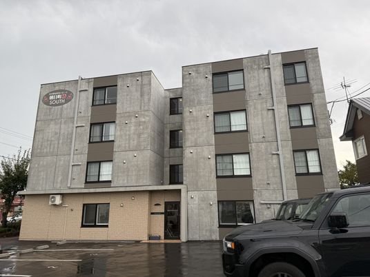 四階建ての建物 外観