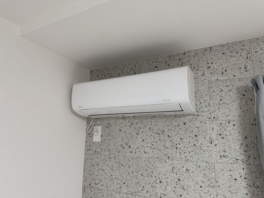 壁掛けの白いエアコン