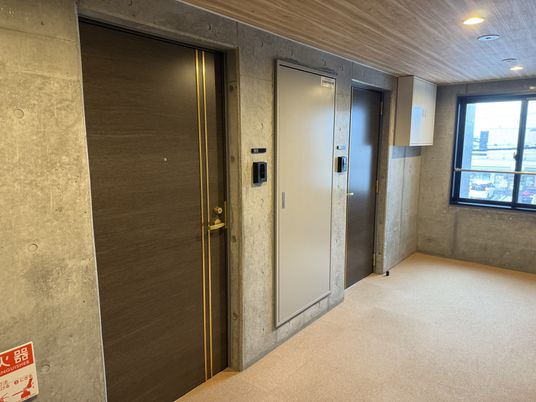 静かな廊下と扉