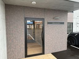 赤茶色の壁の入口