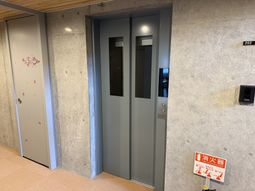 エレベーター前の廊下