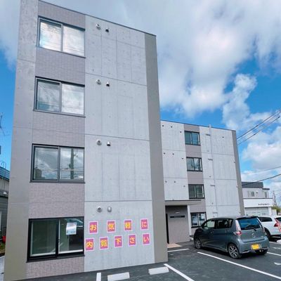 駐車場付きの建物外観