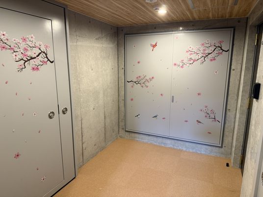 花柄の壁がある廊下