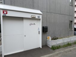 施設のエントランス