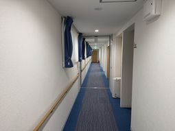 安全手すり付きの廊下