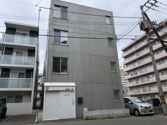 モダンな外観の建物