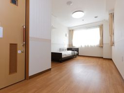 明るい個室の居室