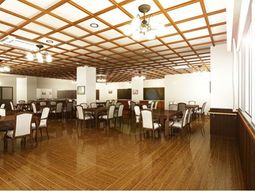 広々とした明るいダイニング