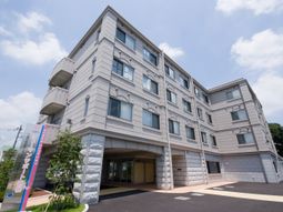 明るい外観の建物