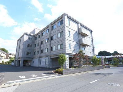 明るく広々とした外観