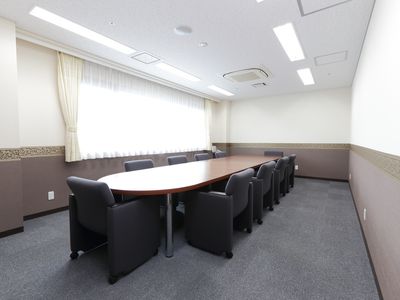 会議用のテーブルと椅子