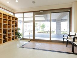 明るいエントランスホール