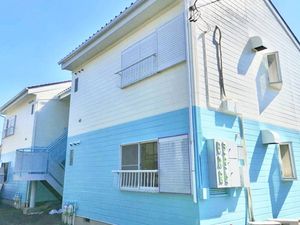青と白の建物外観  