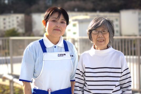 笑顔の二人と景色