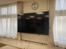 壁掛けテレビのある部屋