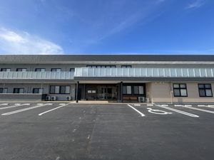 青空の下の建物外観