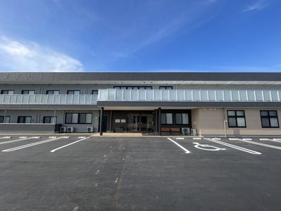 青空の下の建物外観