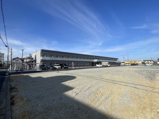 広い敷地の建物外観
