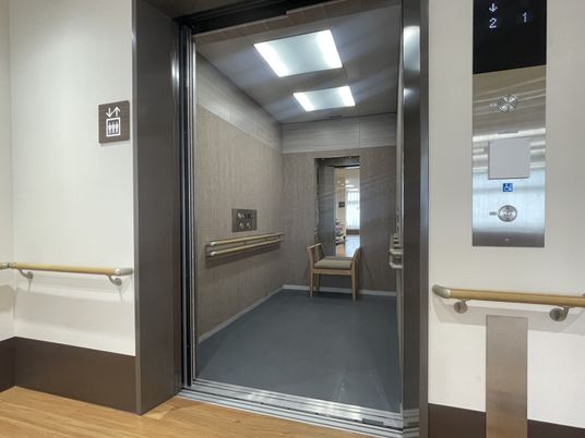 広いエレベーター