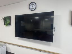 壁に設置されたテレビ
