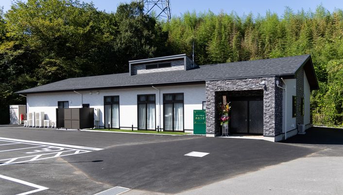 緑に囲まれた建物外観