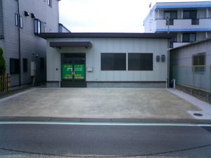 駐車場付きの建物外観