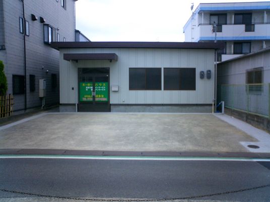 駐車場付きの建物外観
