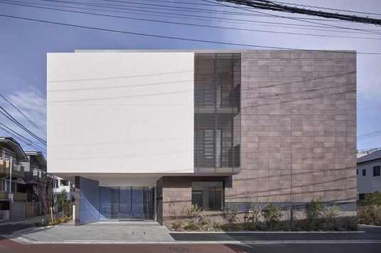 3階建ての建物外観