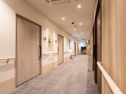 手すり付きの長い廊下