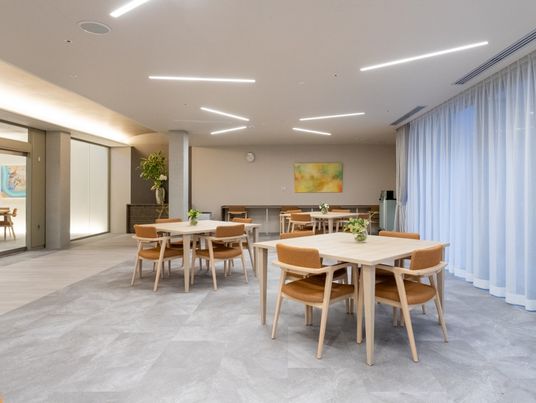 自然光の明るいダイニング