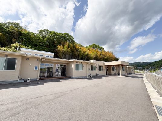 緑に囲まれた外観