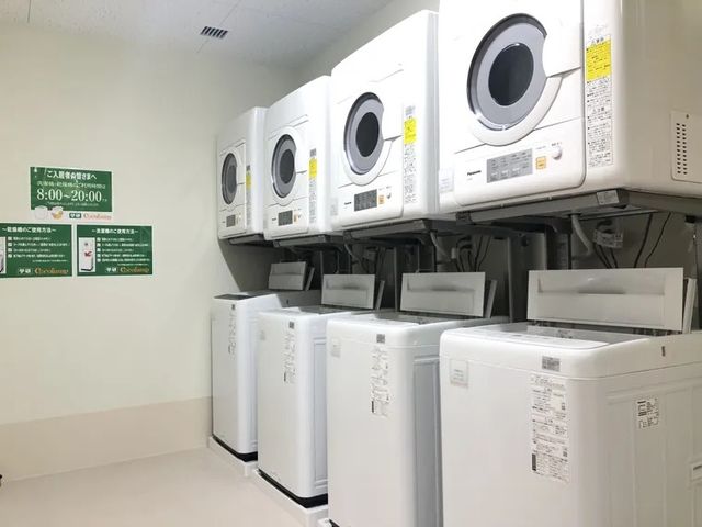 洗濯機のコインランドリー コインランドリー 業務用の洗濯機が揃ったスペースでは、時間を効率的に使って洗濯が可能です。
