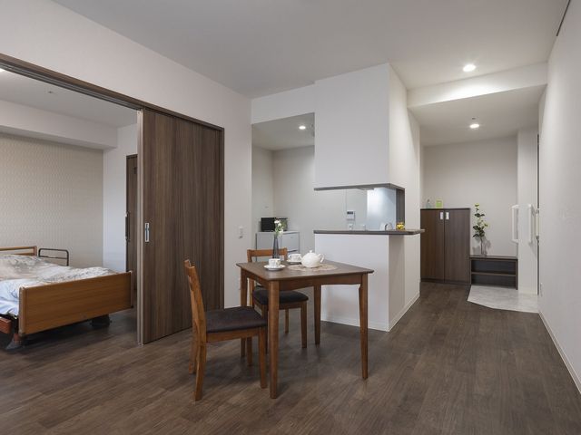 家具のある広い部屋 居室 家具の置かれた居室は、広々としており快適に過ごせる空間です。