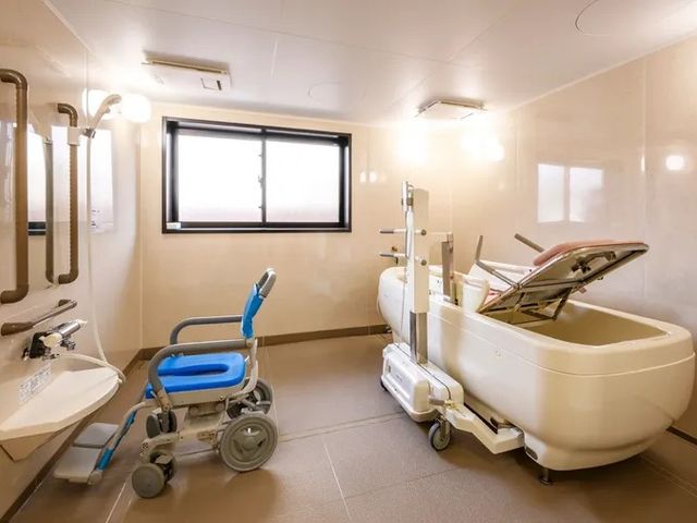 広々とした浴室 浴室 車椅子対応のバスルームは、移動がしやすい設計です。自然光が差し込む明るい空間です。