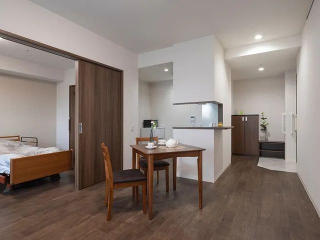 広々とした居室 居室 広々とした空間があり、家具の配置が柔軟にできます。落ち着いた雰囲気で快適に過ごせます。