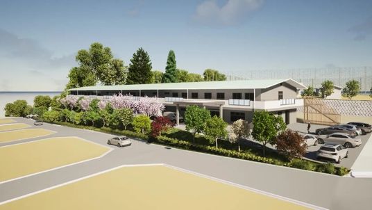 庭木に囲まれた建物外観  