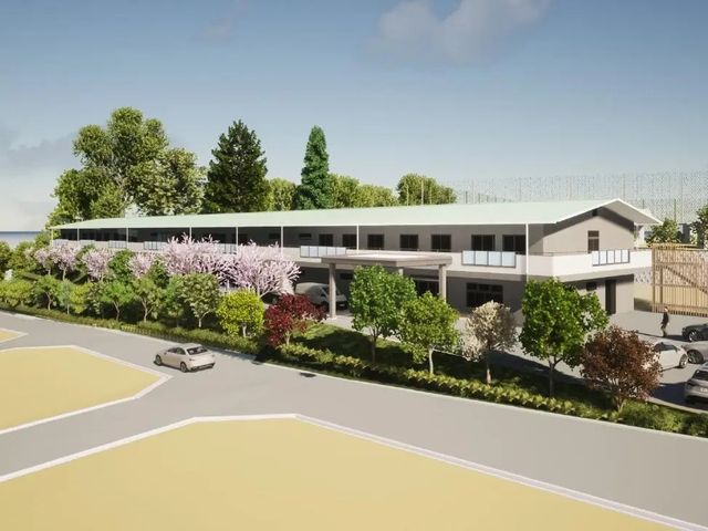 庭木に囲まれた建物外観 外観   緑が多く植えられた敷地に、ゆったりした建物が建っています。駐車スペースもあり、来訪時の動線が見えやすいです。